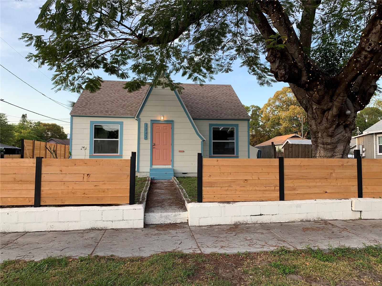 1147 JAMES AVE S - Photo 1