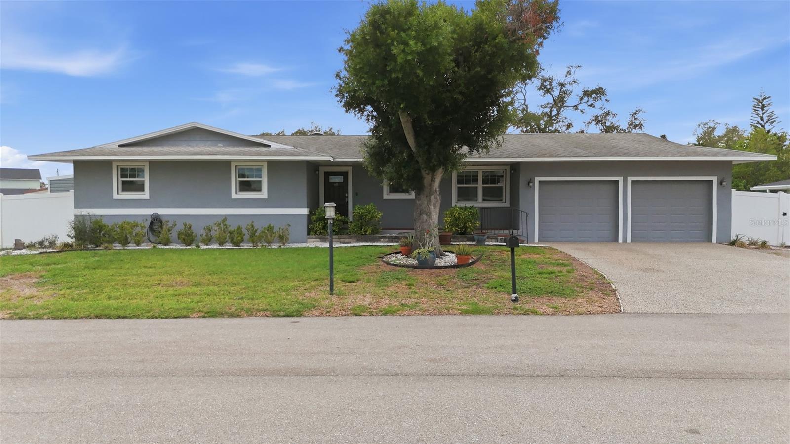 611 LEONA AVE - Photo 1