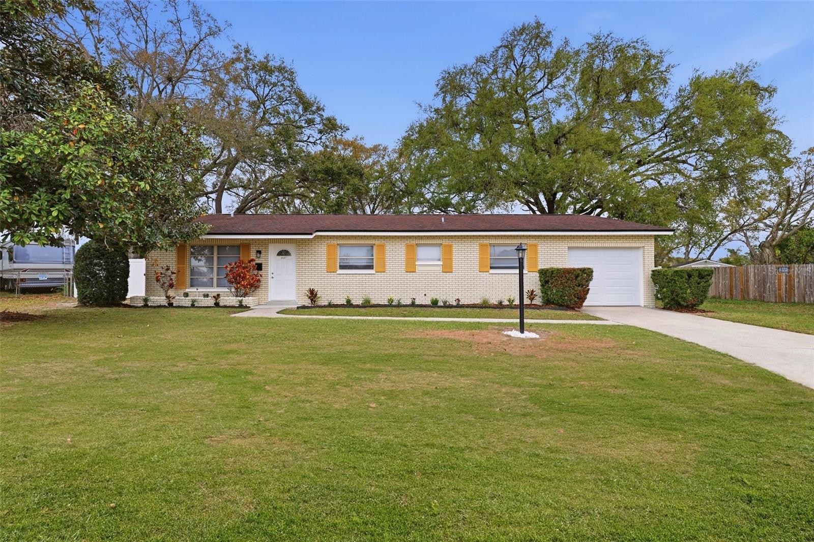 2327 W KNOLLWOOD PL - Photo 1