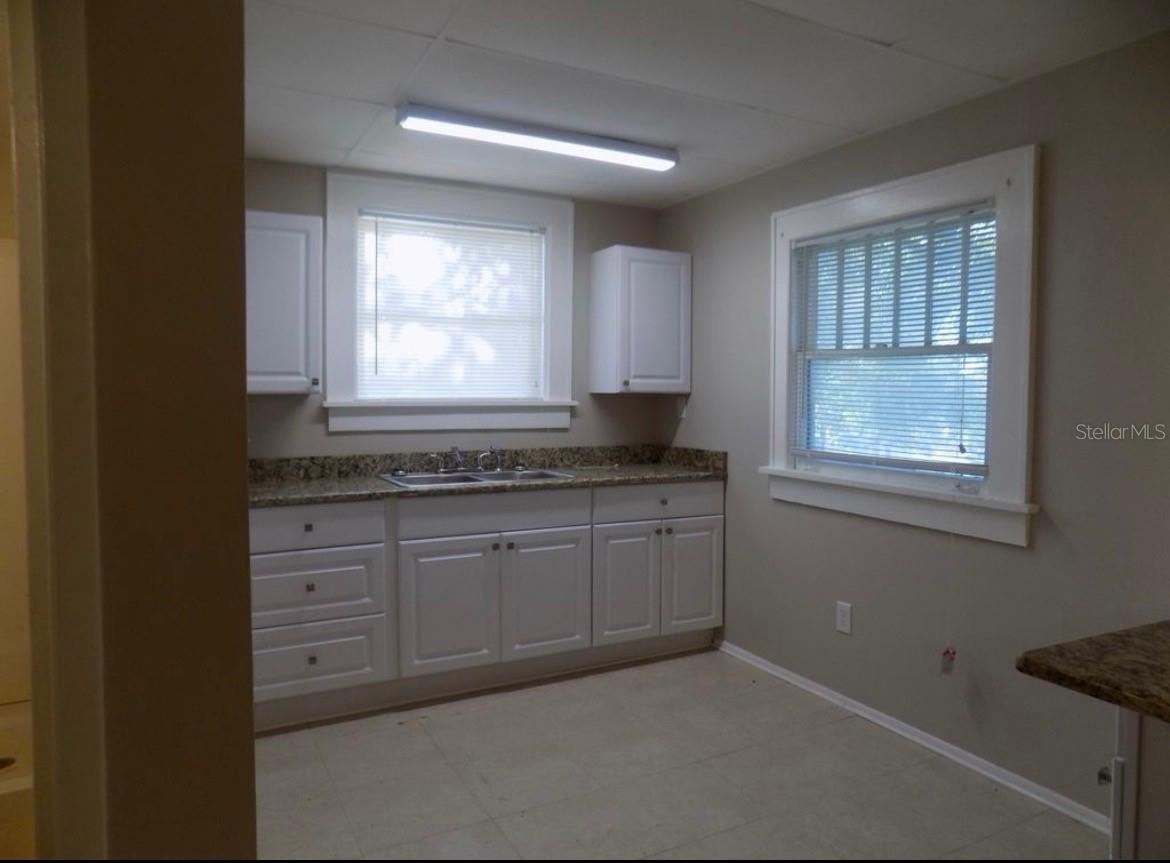 626 HIGHLAND ST N - Photo 1