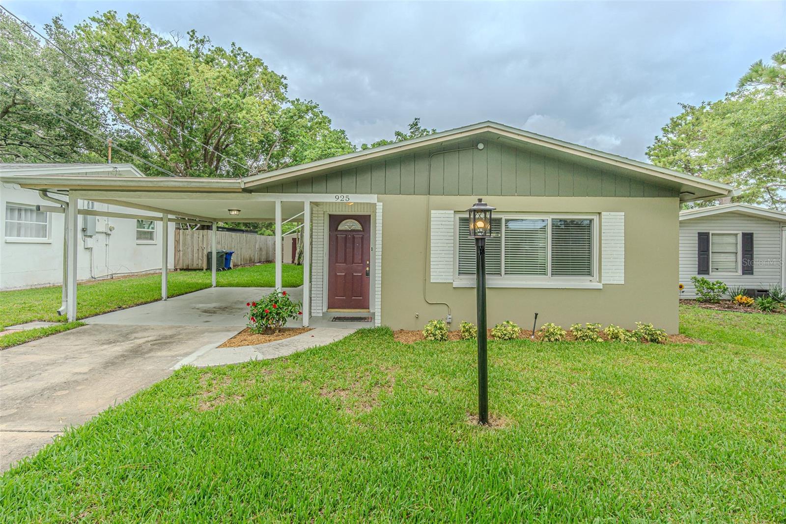 925 CEDARWOOD AVE - Photo 1