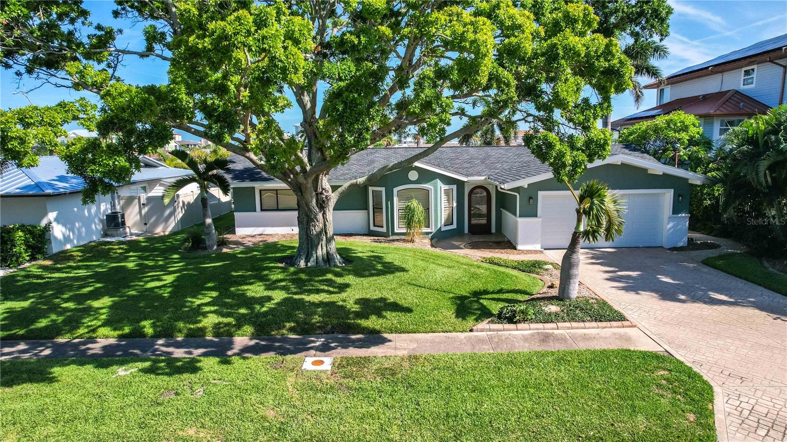 440 PALM IS SE - Photo 1
