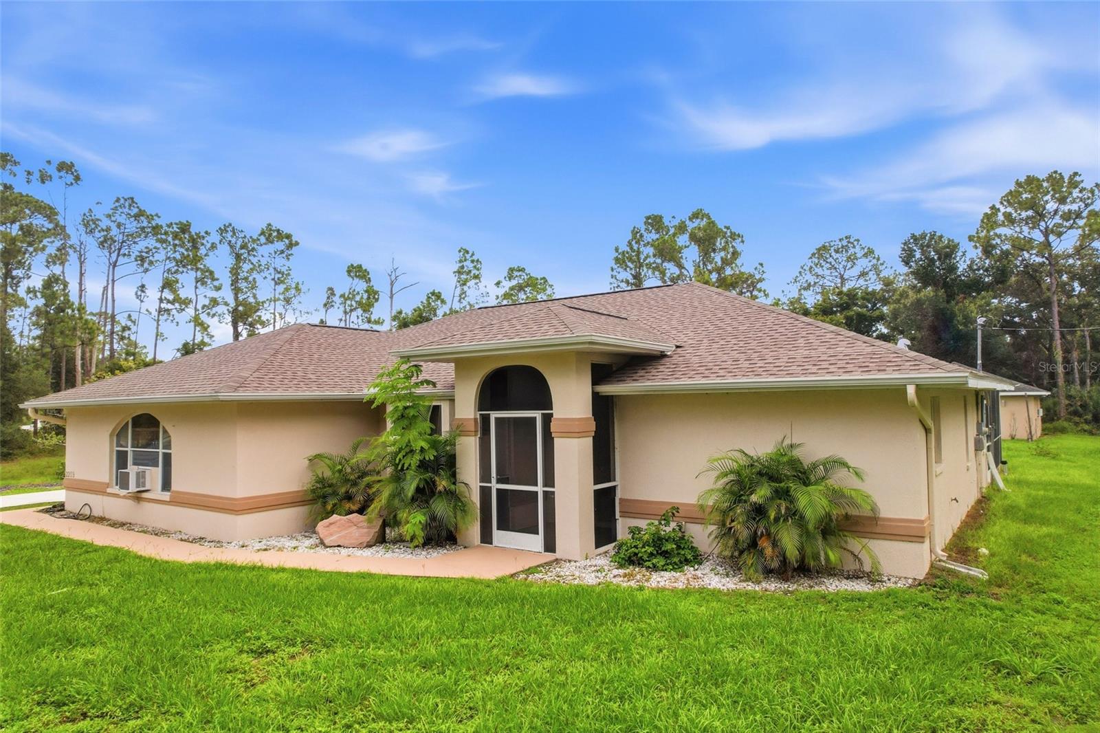2209 TROPICAIRE BLVD - Photo 1