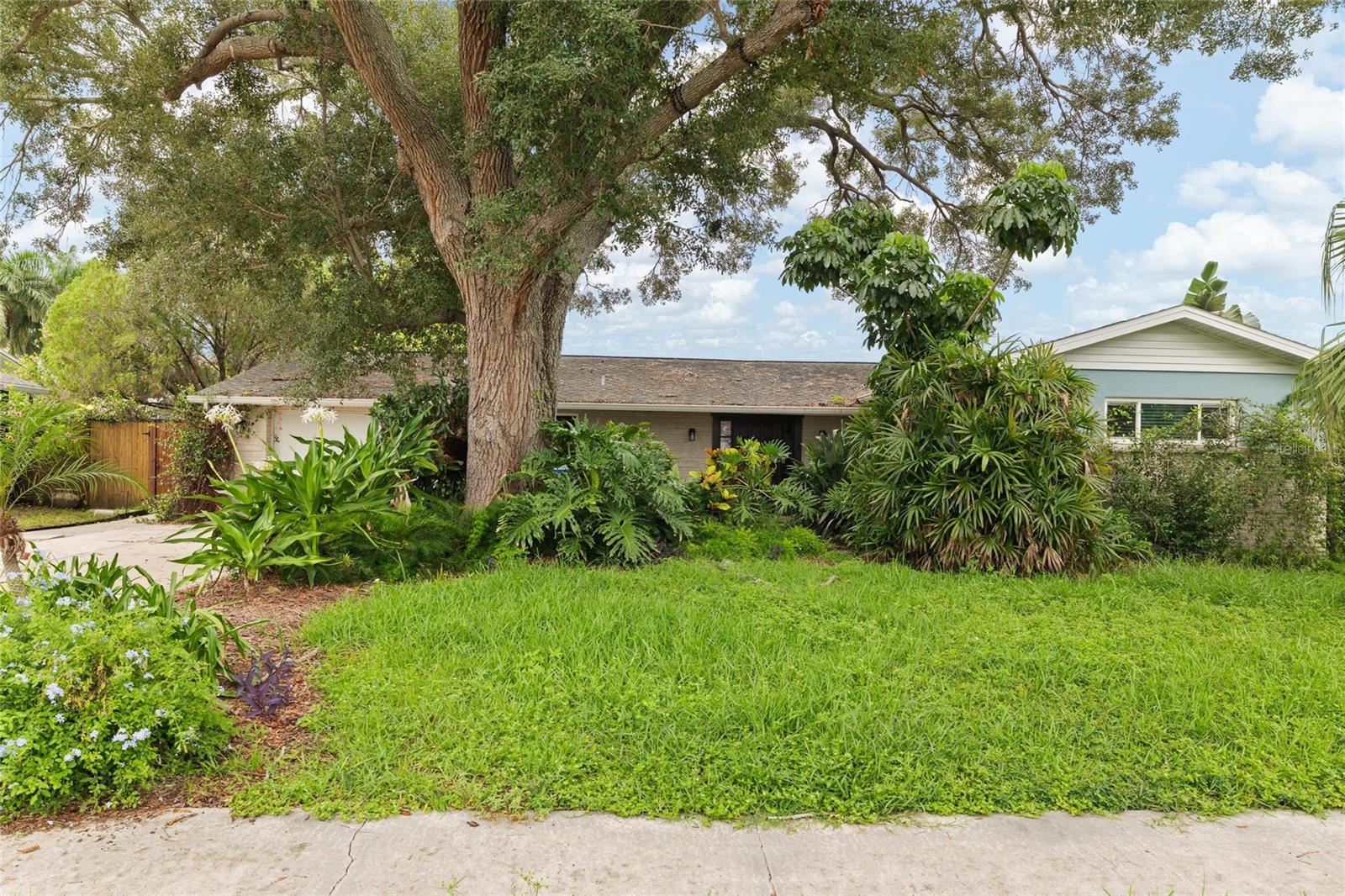8404 FLAGSTONE DR - Photo 1