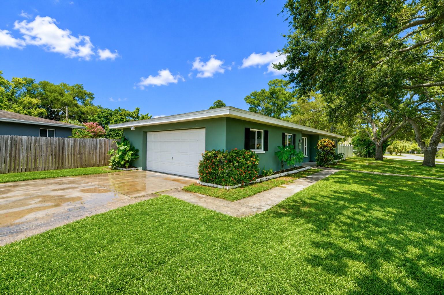 1800 DRUID RD E - Photo 1