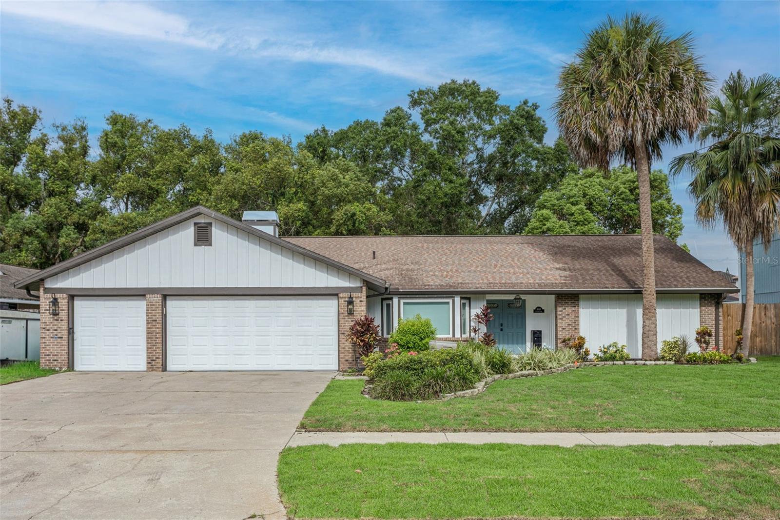 1046 SYLVIA LN - Photo 1
