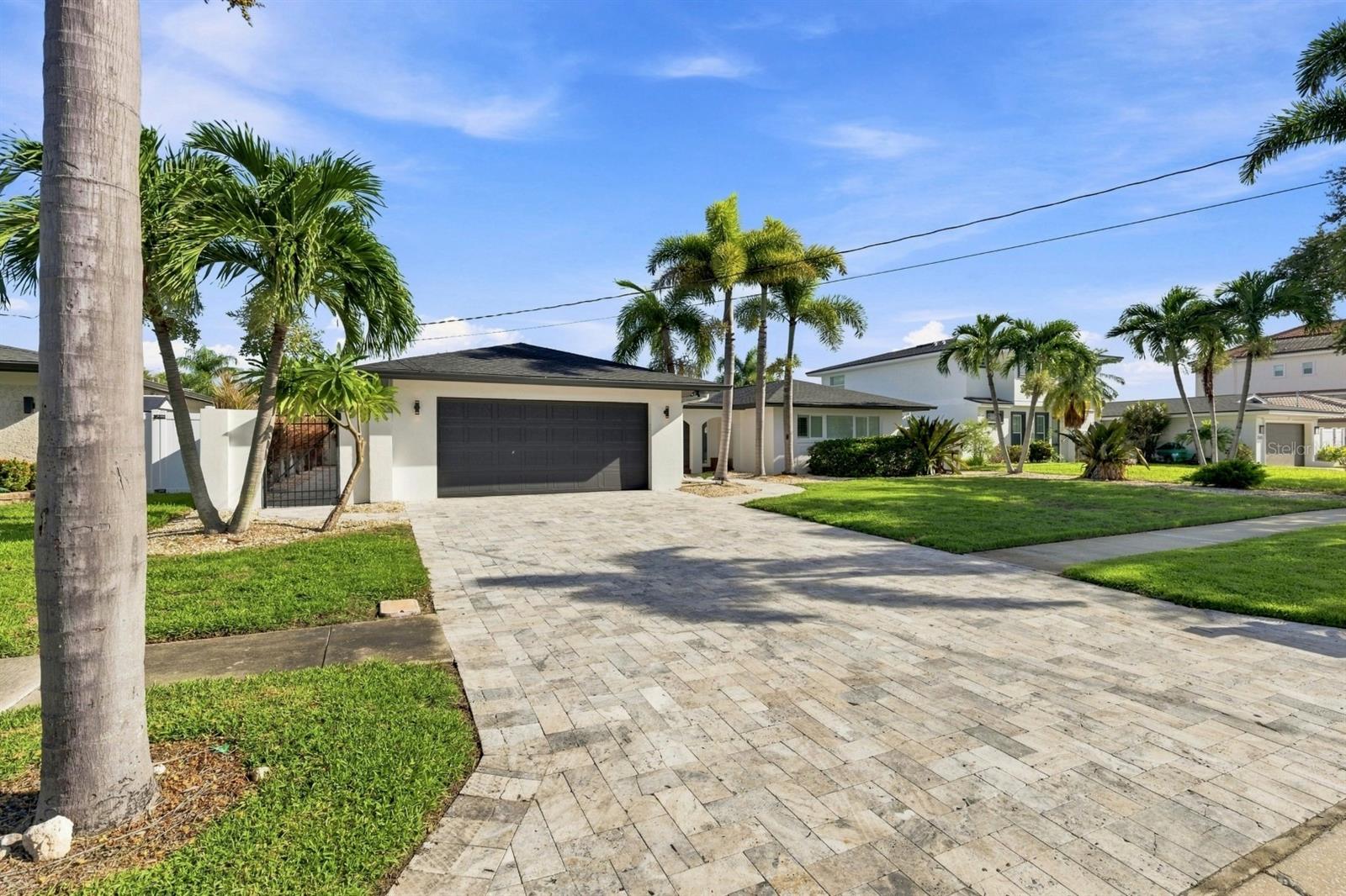 320 PALM IS NE - Photo 1
