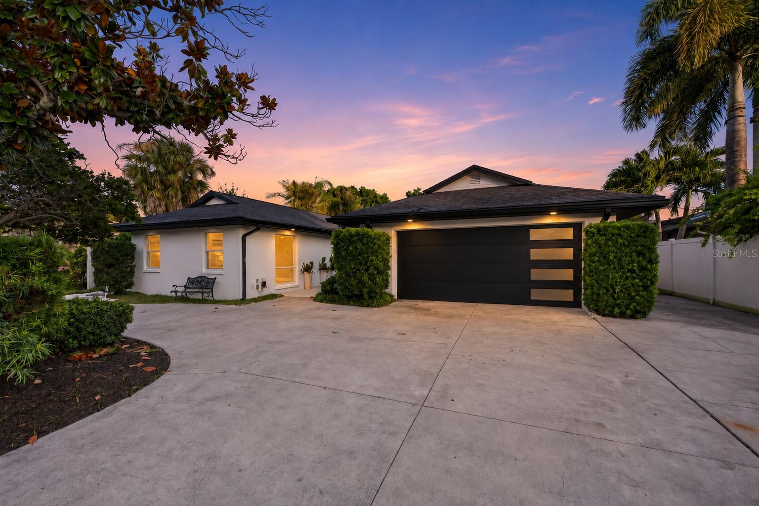 219 MIRAMAR BLVD NE - Photo 1