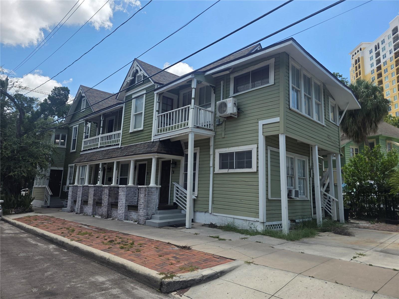 212 W BEACH PL #1 - Photo 1