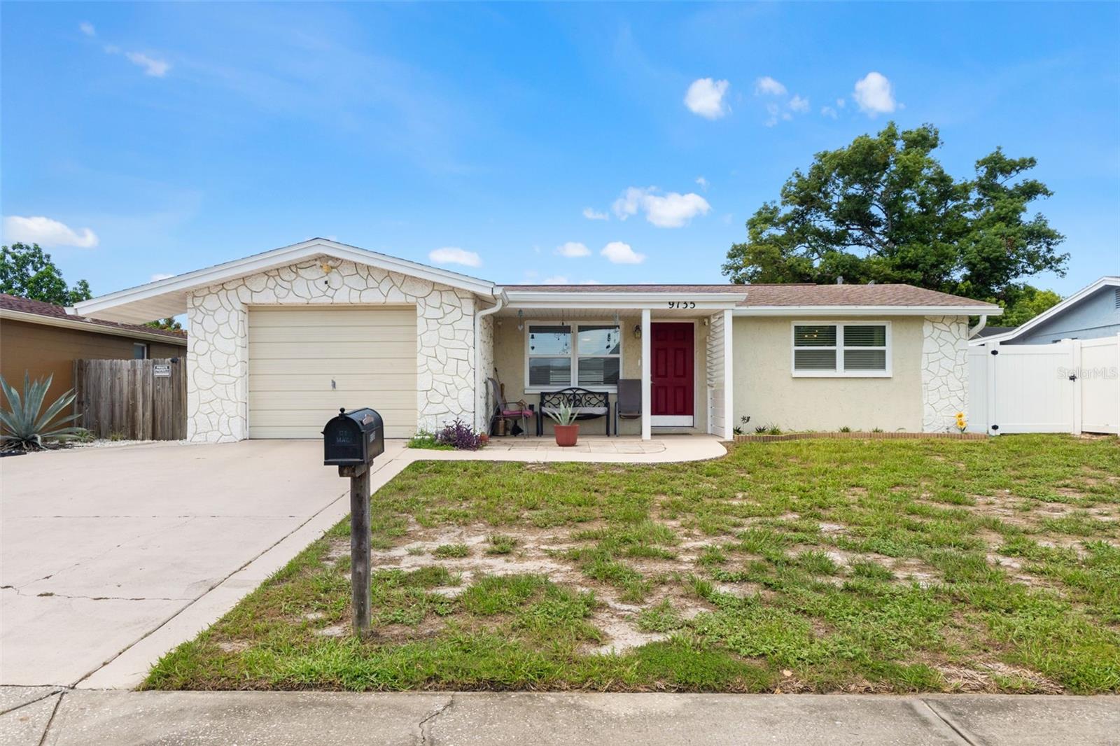 9135 HERMITAGE LN - Photo 1