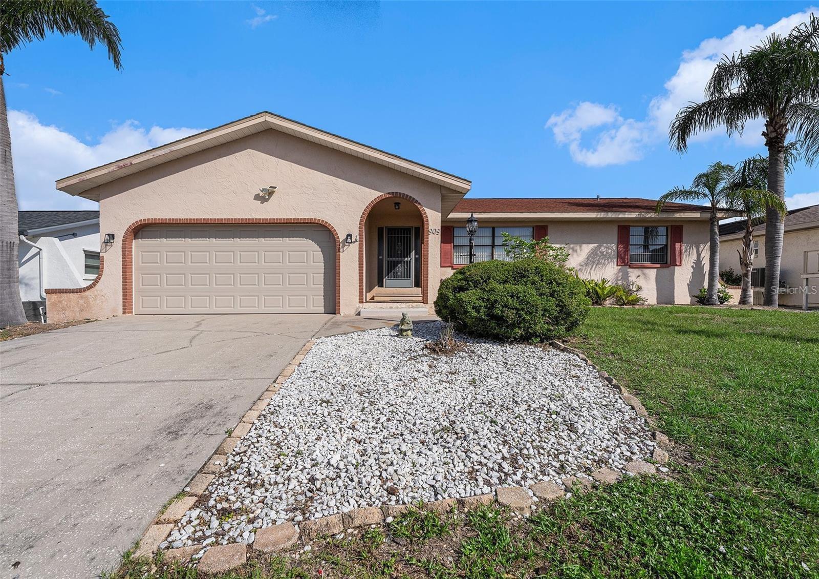 909 CHIPAWAY DR - Photo 1