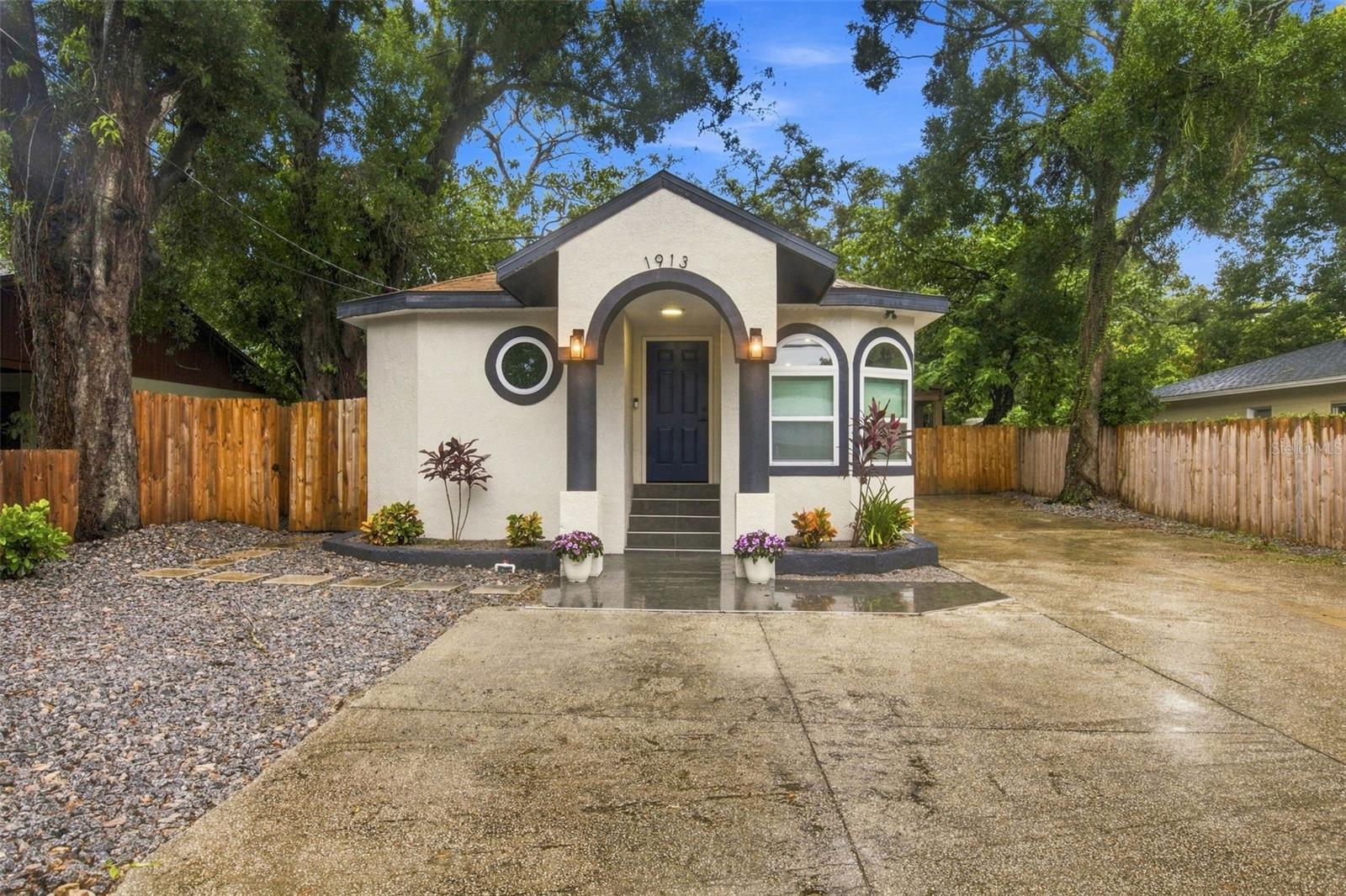 1913 E HANNA AVE - Photo 1