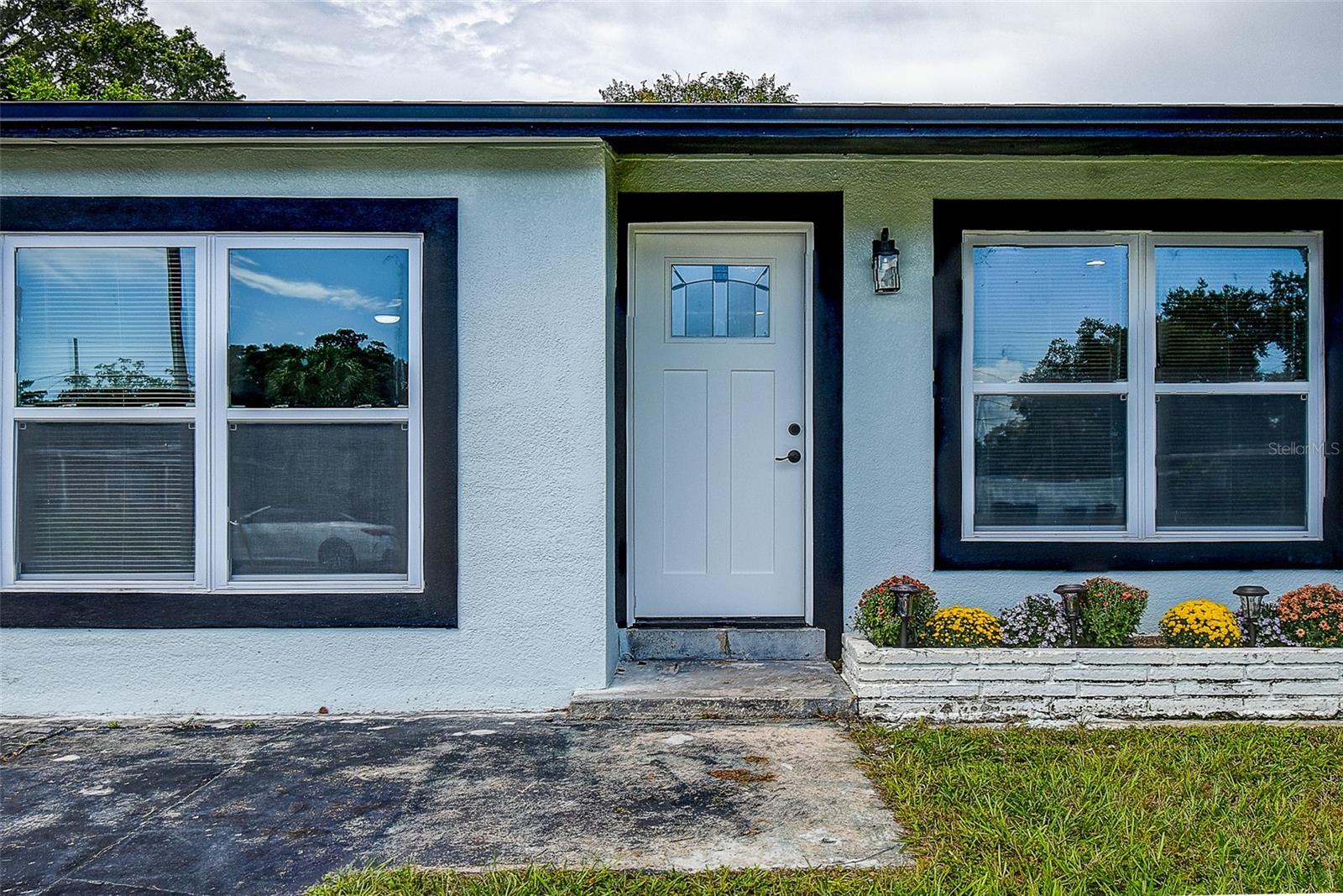 7580 MEADOWLAWN DR N - Photo 1