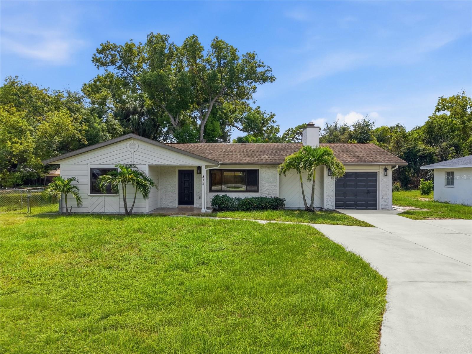 815 POINSETTIA AVE - Photo 1