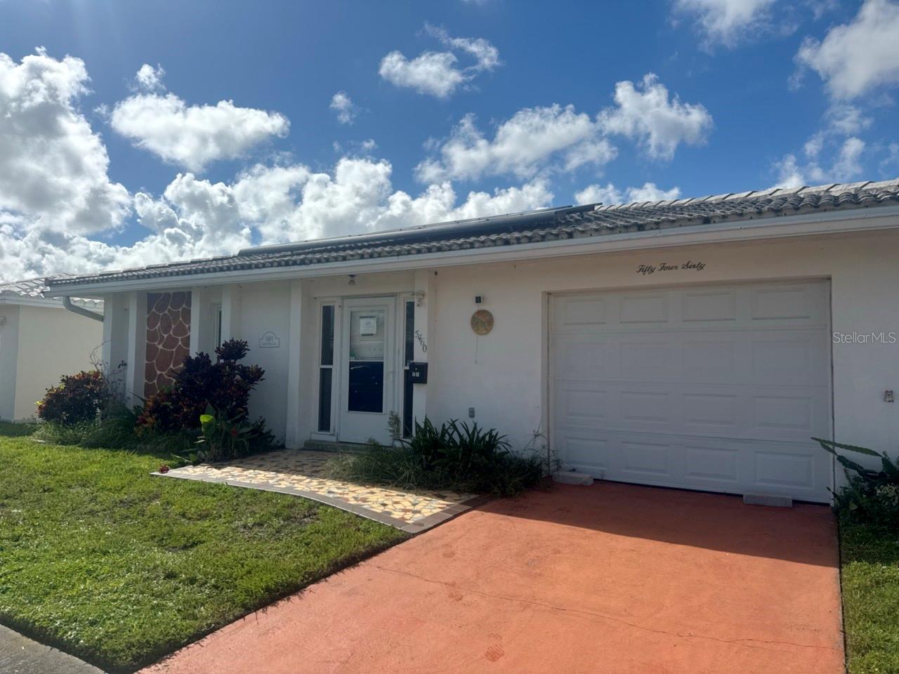 5460 LEMON TREE LN N - Photo 1