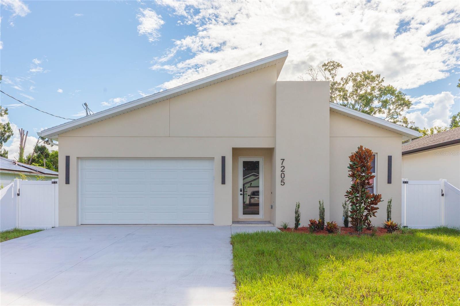 7205 N LOIS AVE - Photo 1