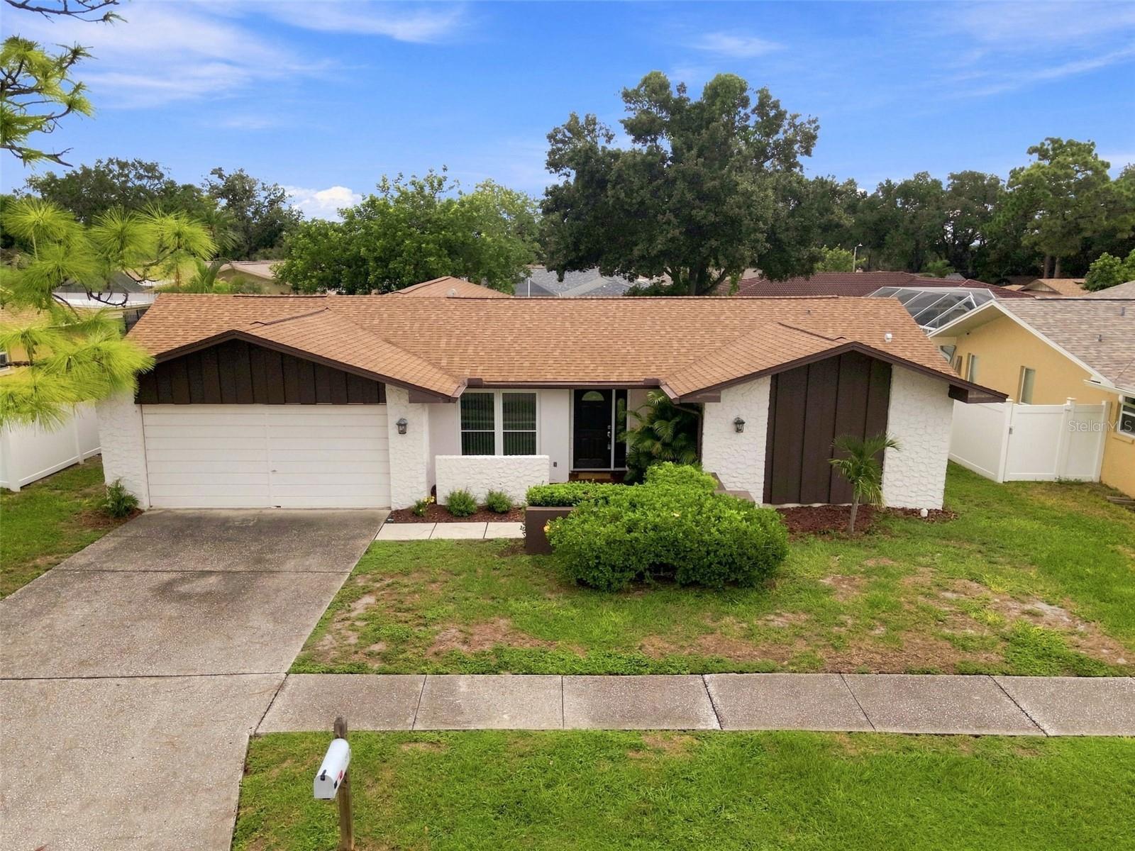 203 HILLCREST DR - Photo 1