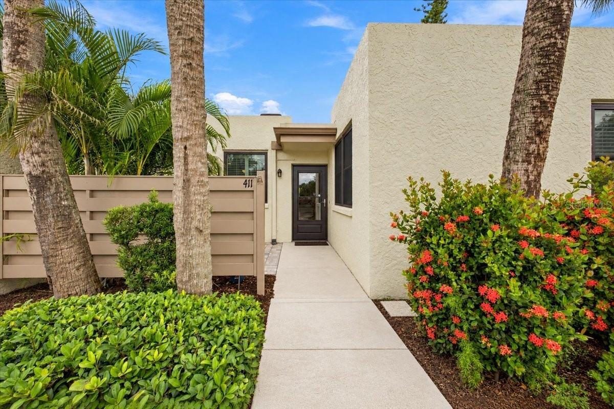 411 PALM TREE DR #411 - Photo 1