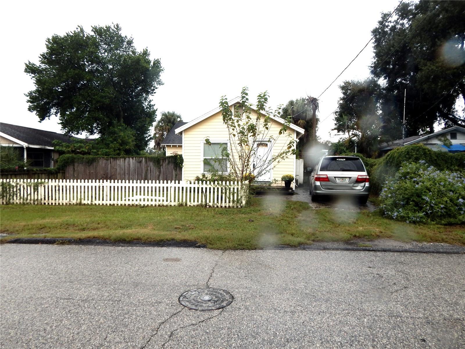 8608 N 9TH ST - Photo 1