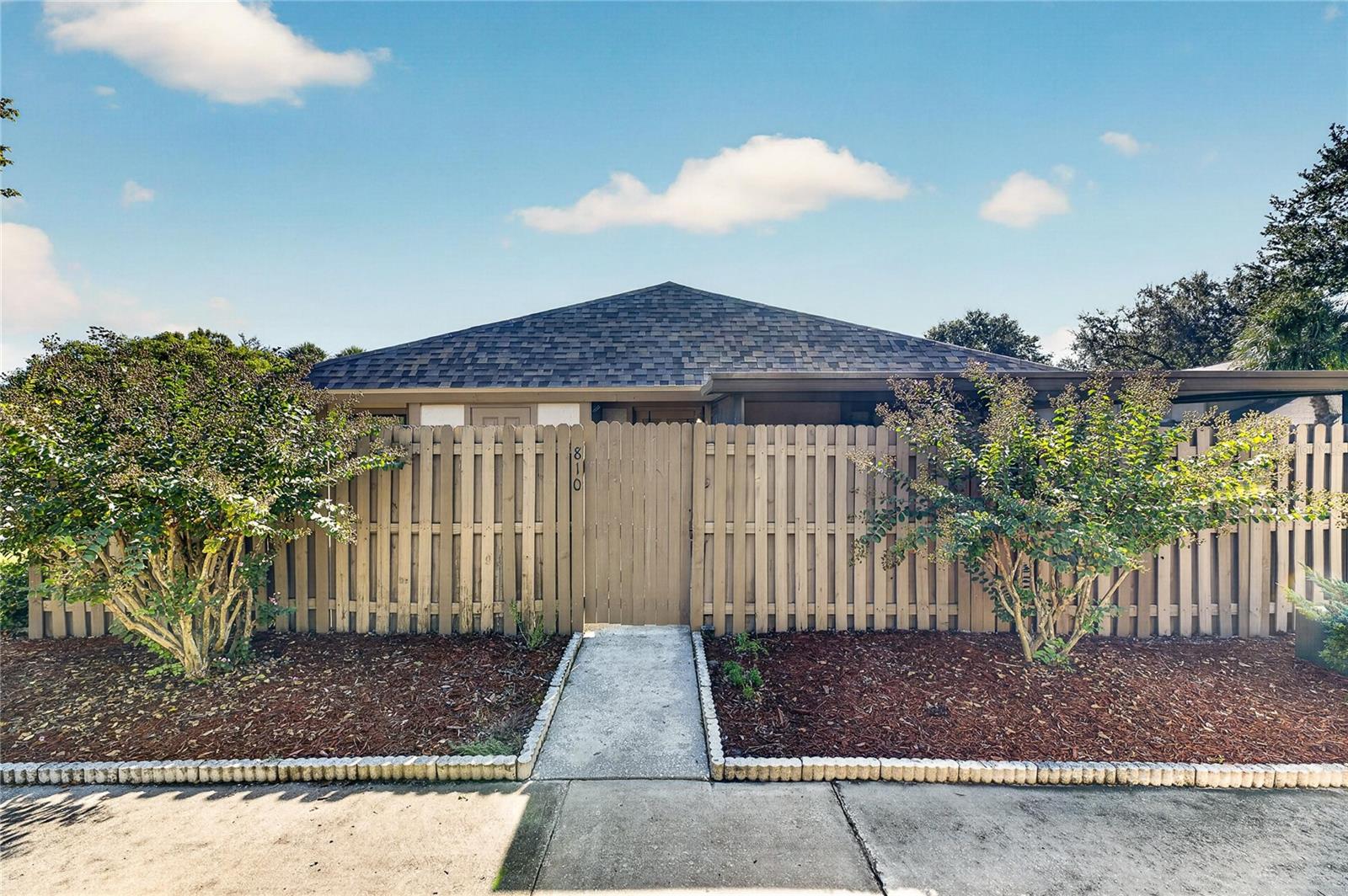 810 HUNTERS CT - Photo 1