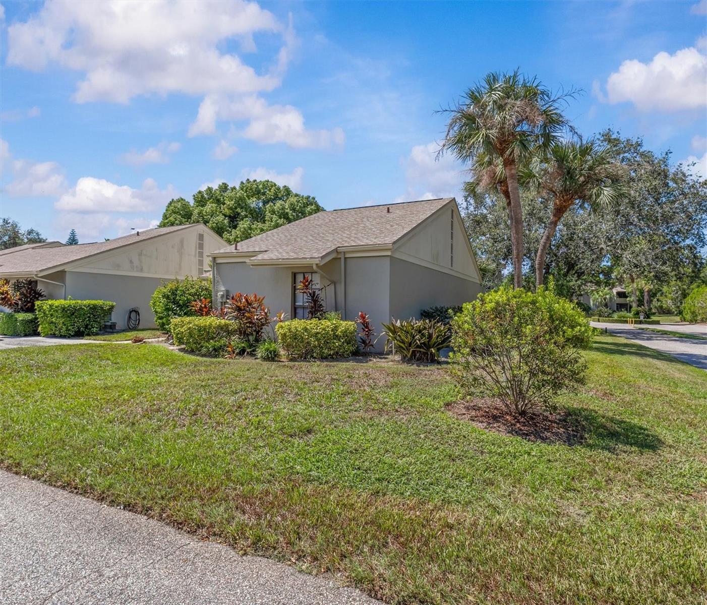 1 WINDRUSH BAY DR - Photo 1