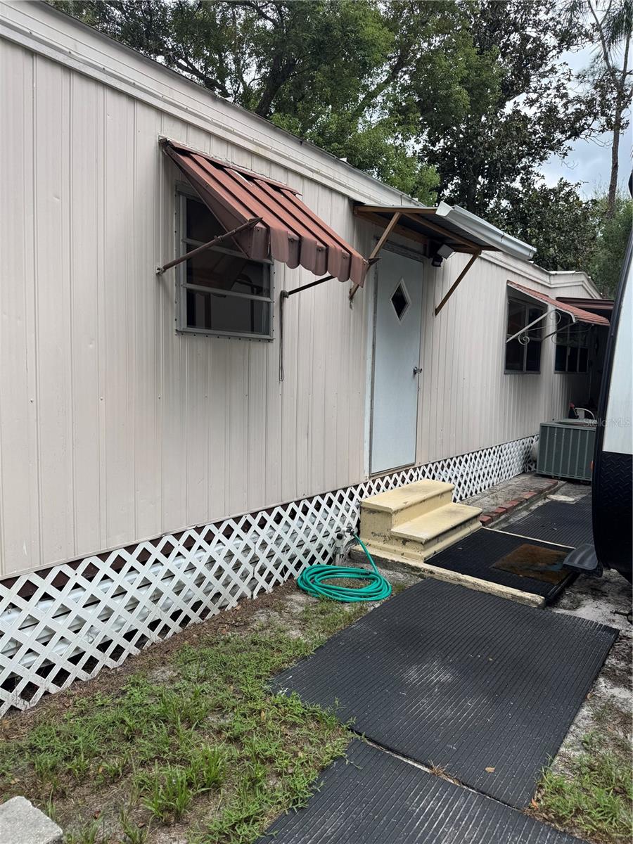 902 MONTANA AVE - Photo 1