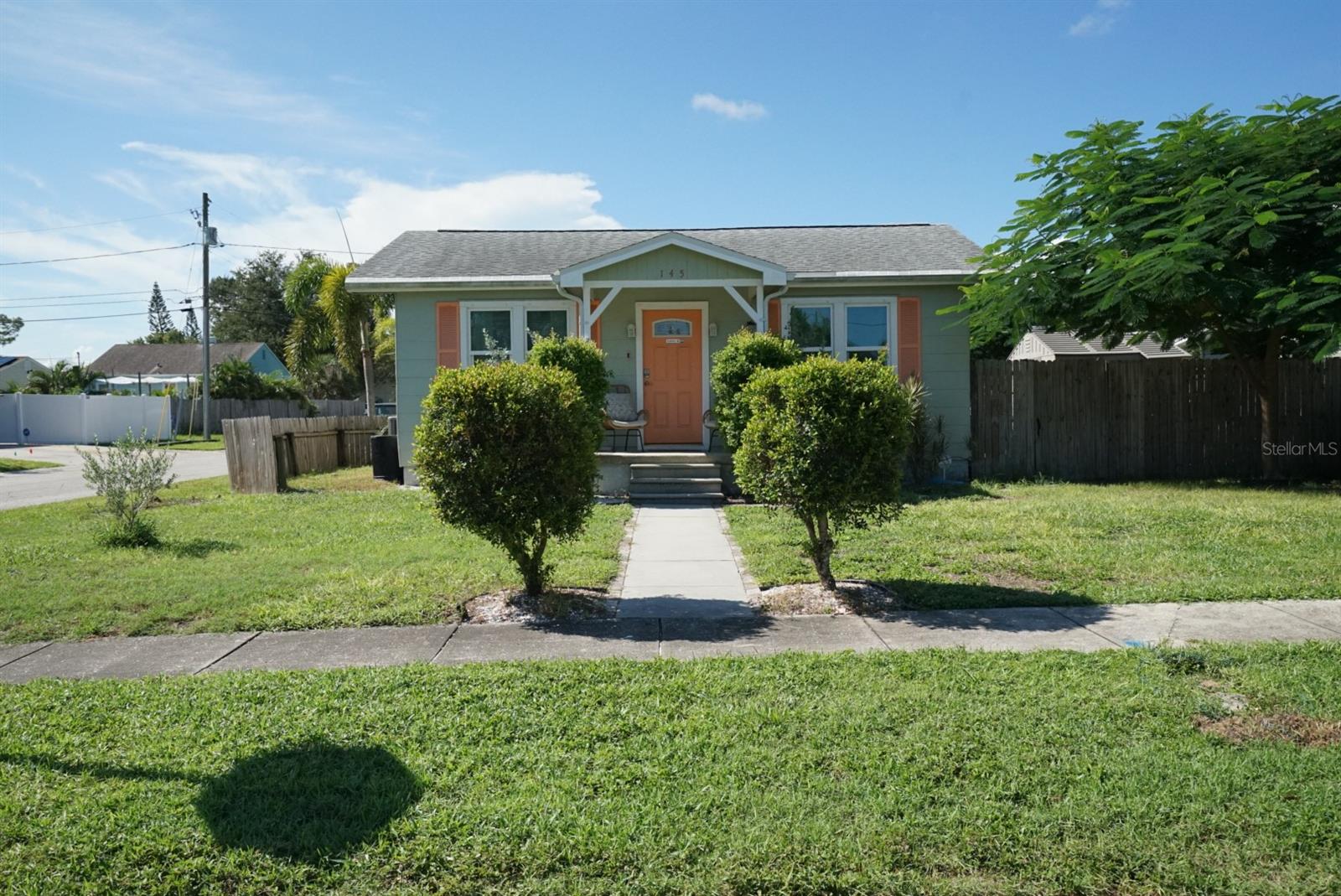 145 NE LINCOLN CIR N - Photo 1