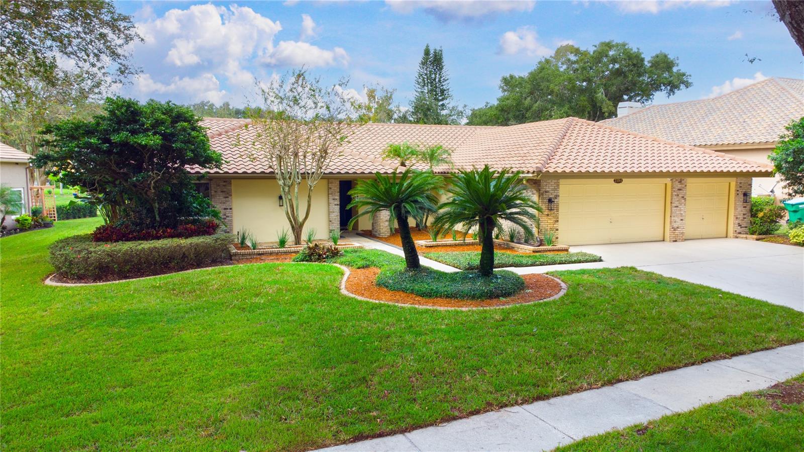 2194 PINNACLE CIR N - Photo 1