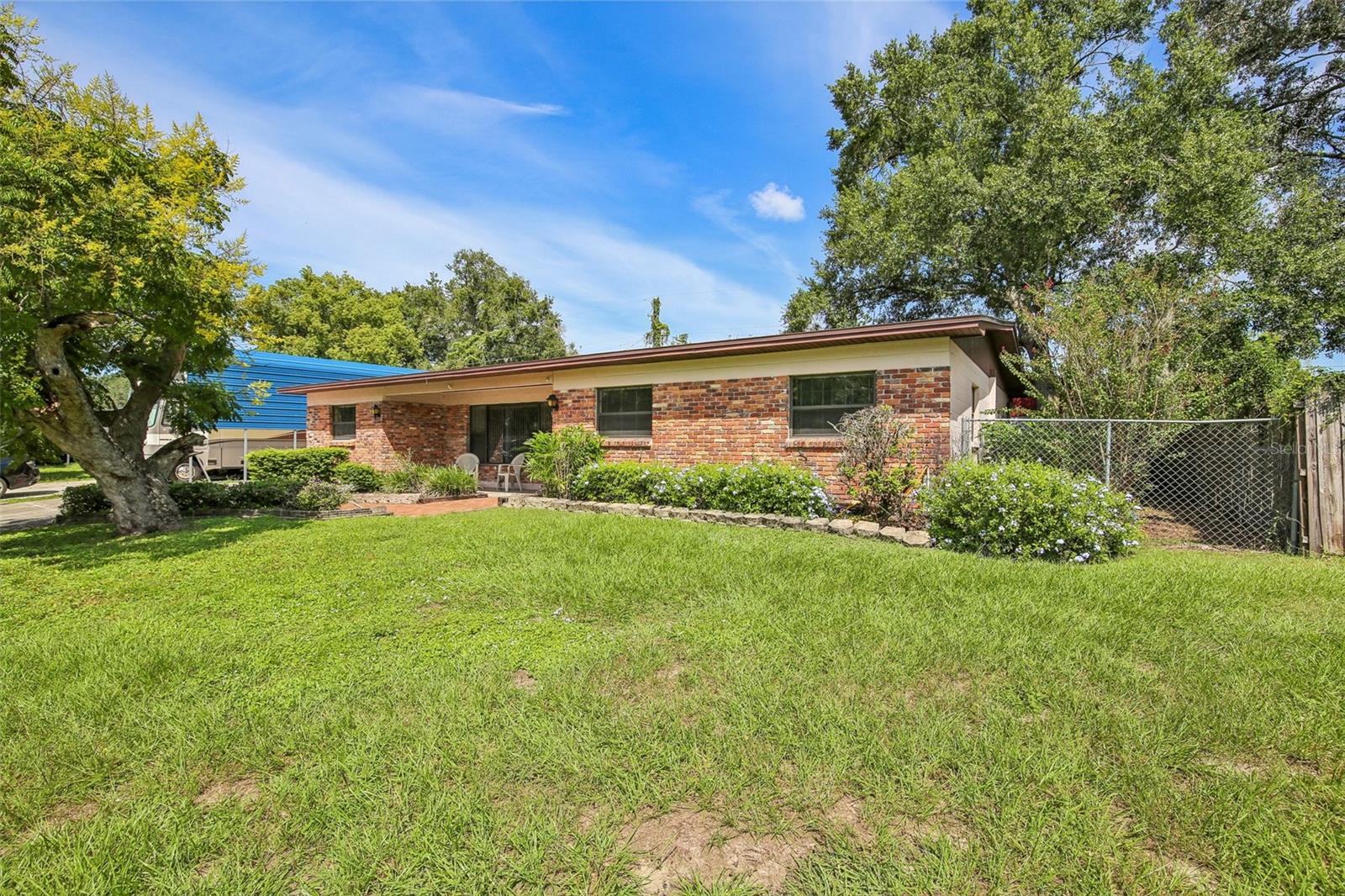 512 WHITE OAK AVE - Photo 1