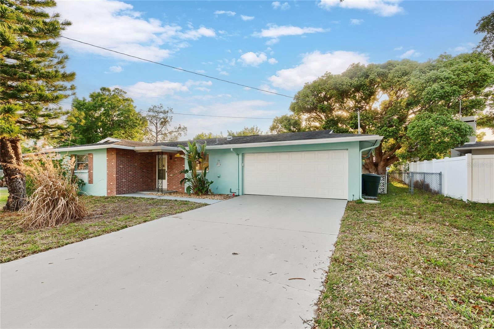 1248 LAZY LAKE RD W - Photo 1