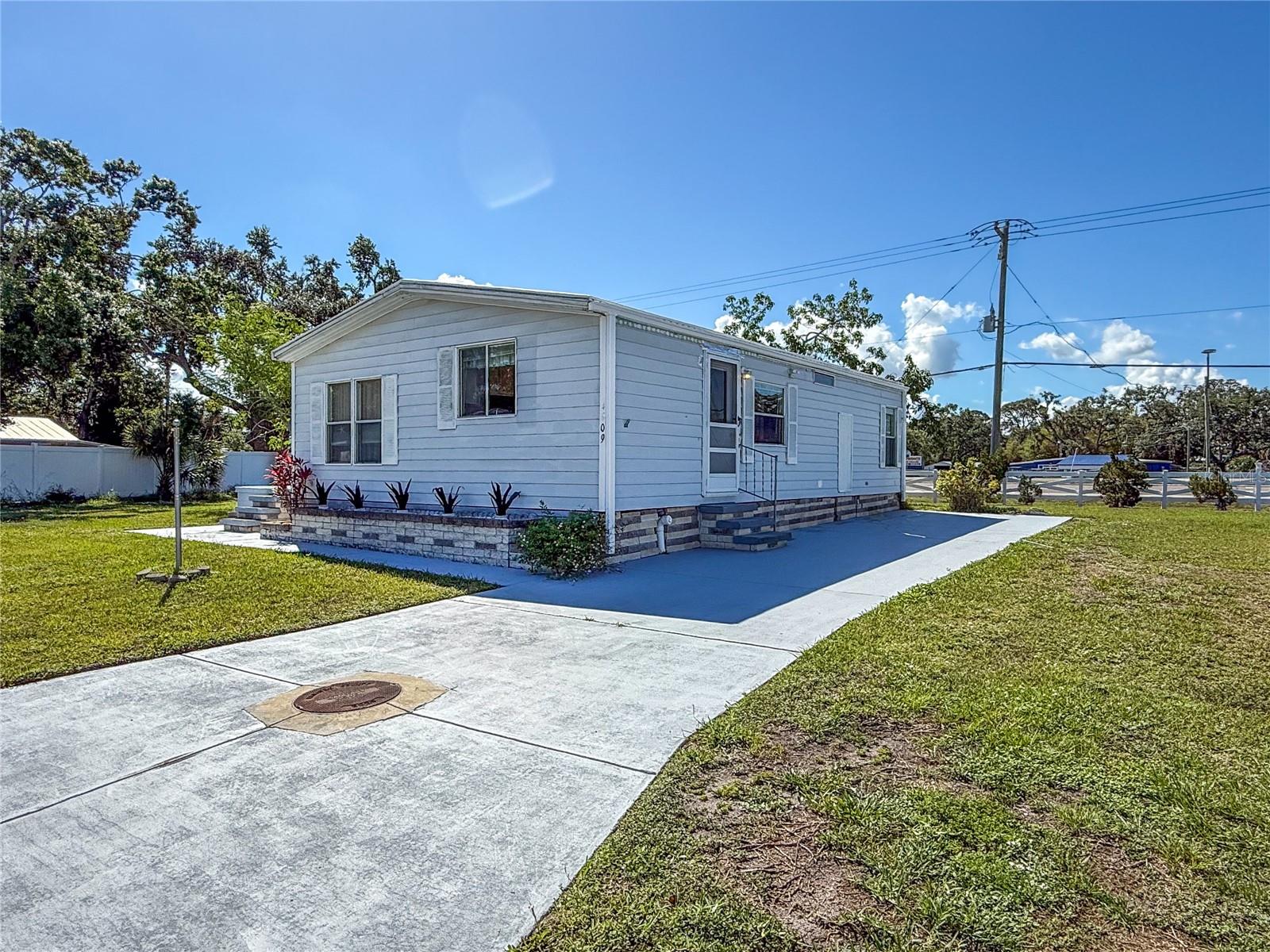 4609 10TH STREET CT E - Photo 1