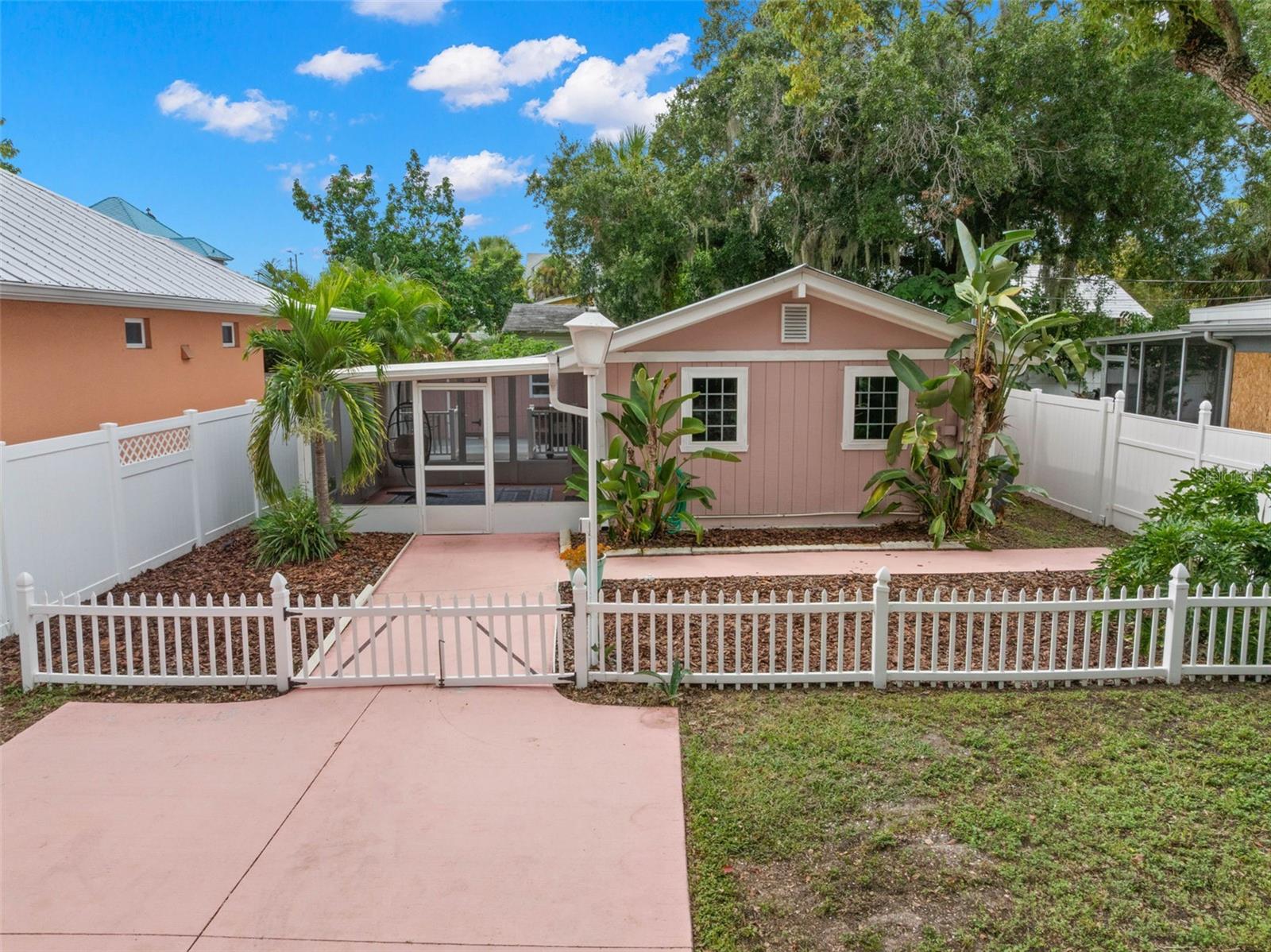 123 N SAFFORD AVE - Photo 1