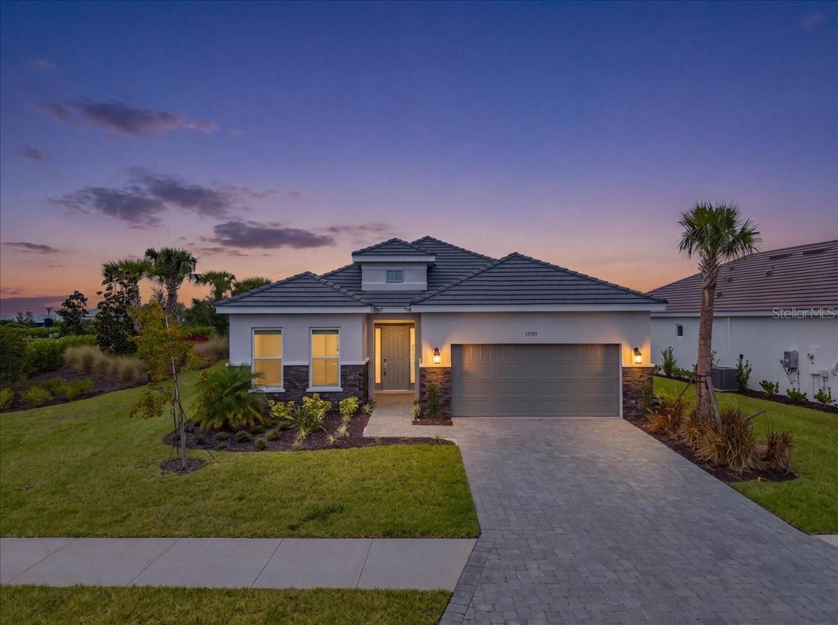 13705 IONA AVE - Photo 1