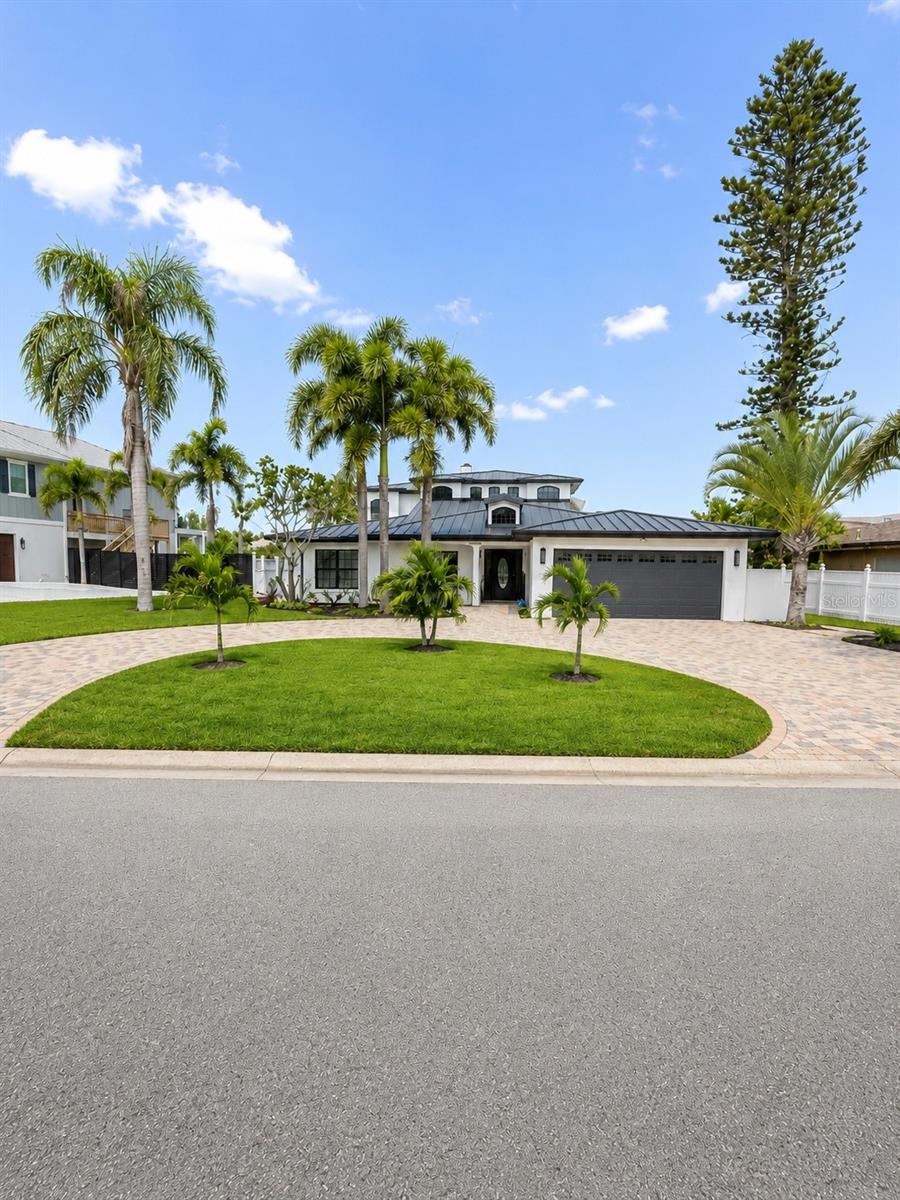 452 BATH CLUB BLVD N - Photo 1
