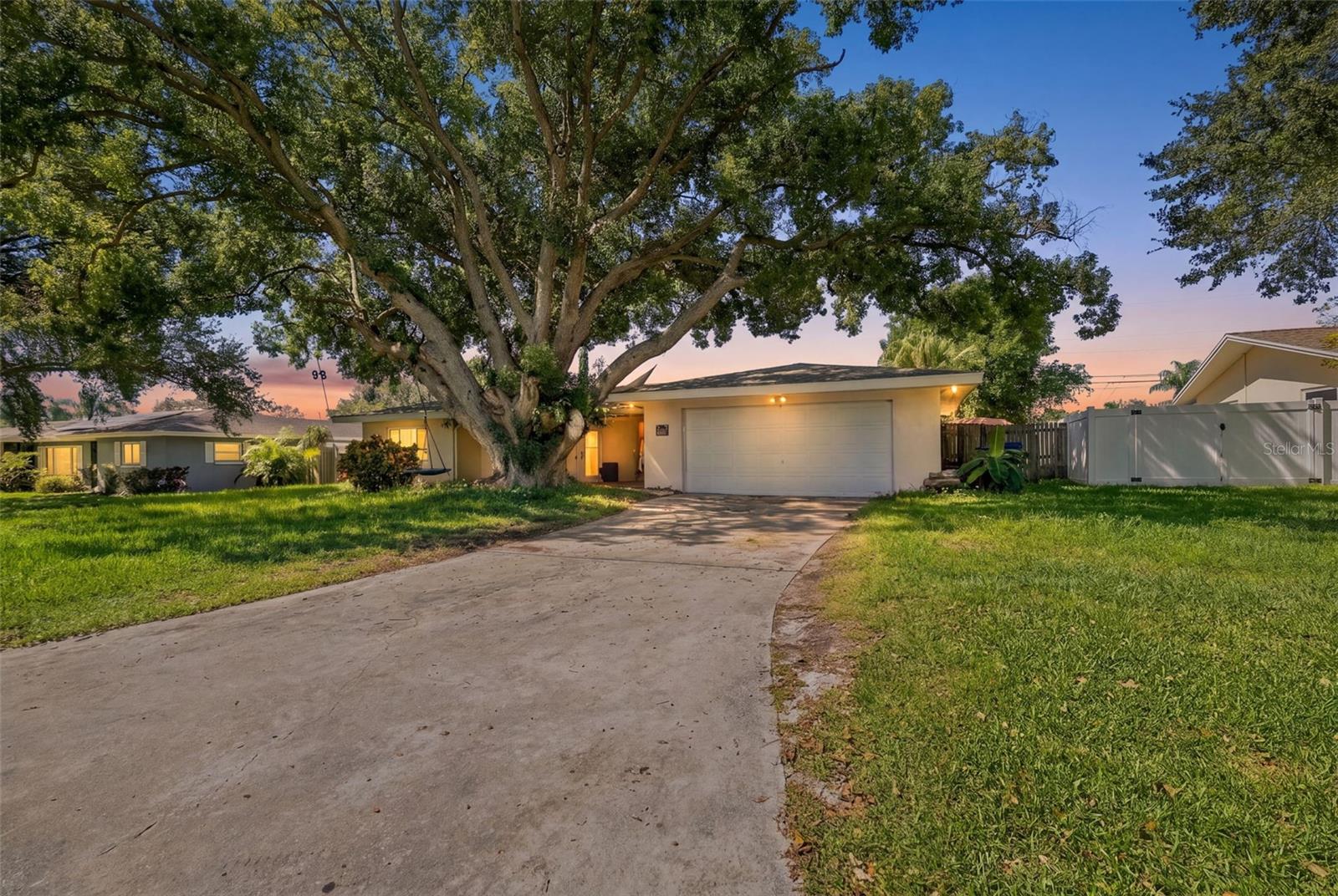 1356 WOODCREST AVE - Photo 1