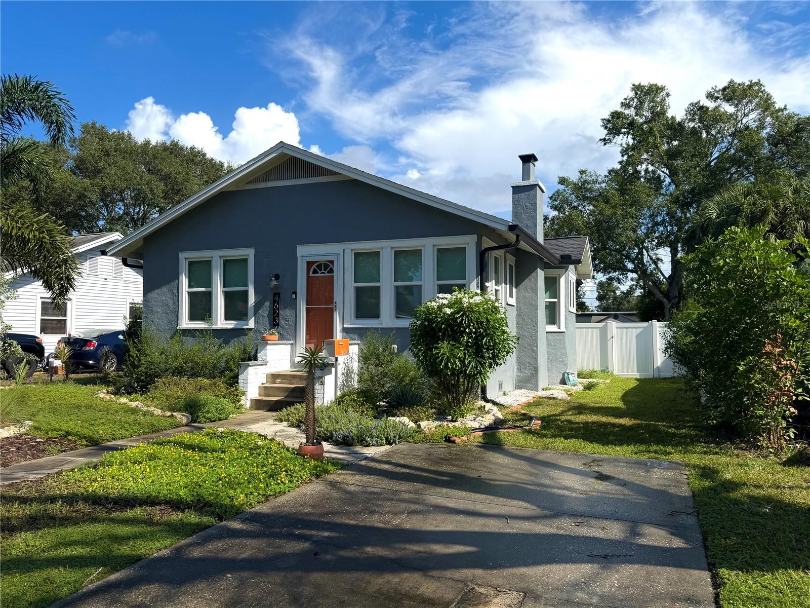 4623 IRIS ST N - Photo 1
