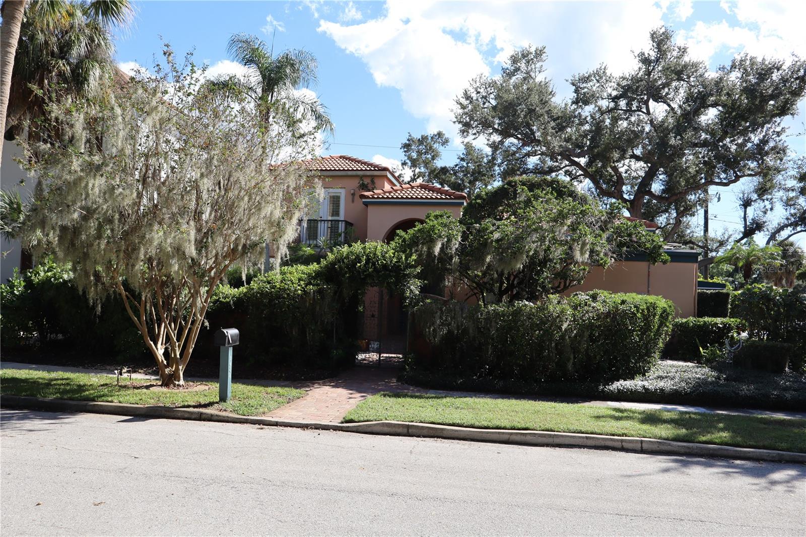 1630 BONITA LN - Photo 1