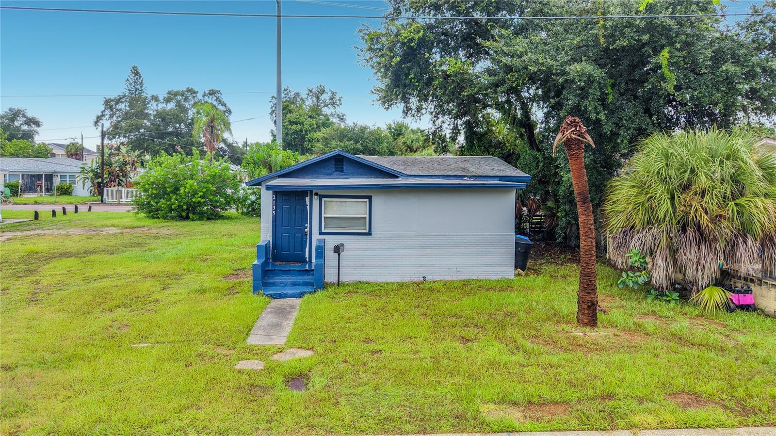 2135 OAKLEY AVE S - Photo 1