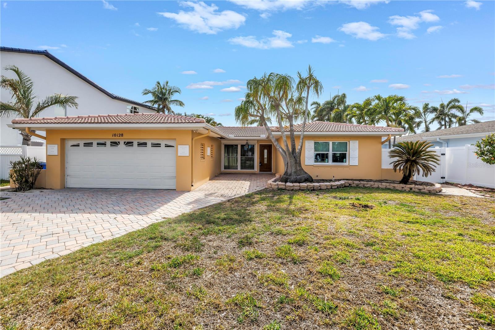 10128 YACHT CLUB DR - Photo 1