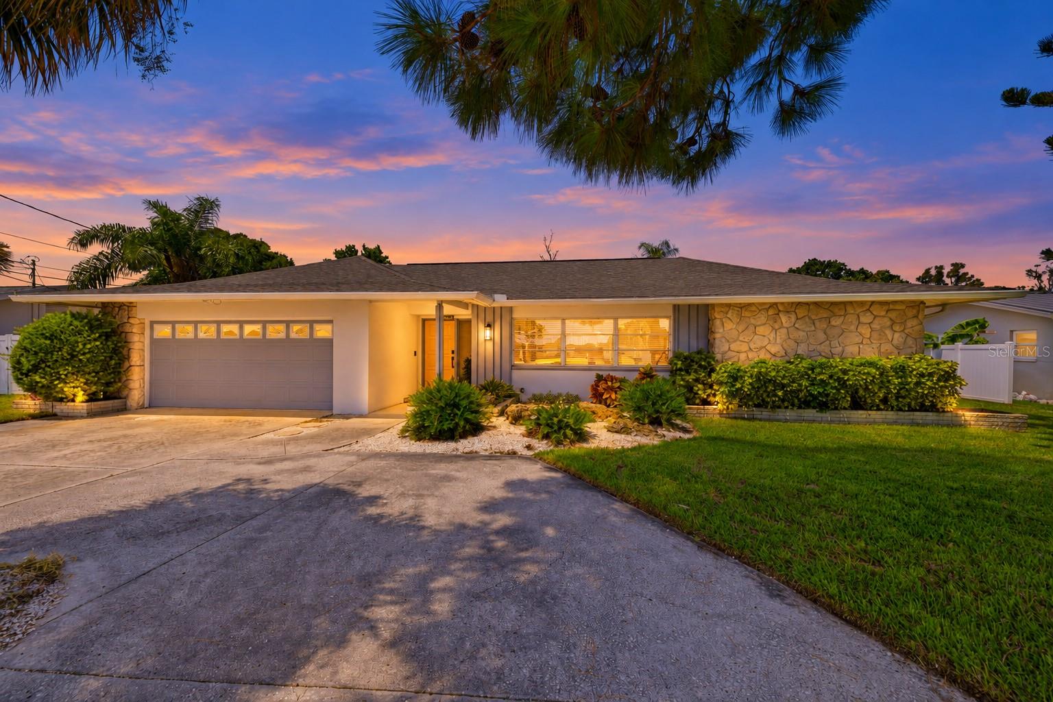 9542 OAKHURST RD - Photo 1