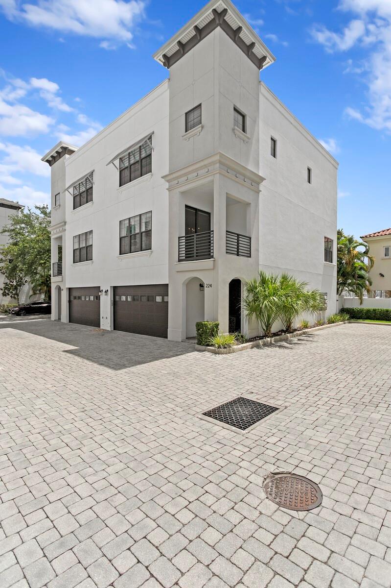 224 S AUDUBON AVE - Photo 1