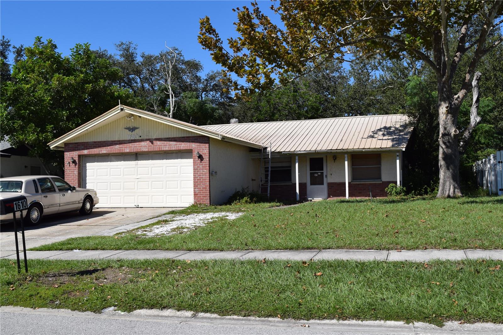 1610 AMBERLEA DR N - Photo 1