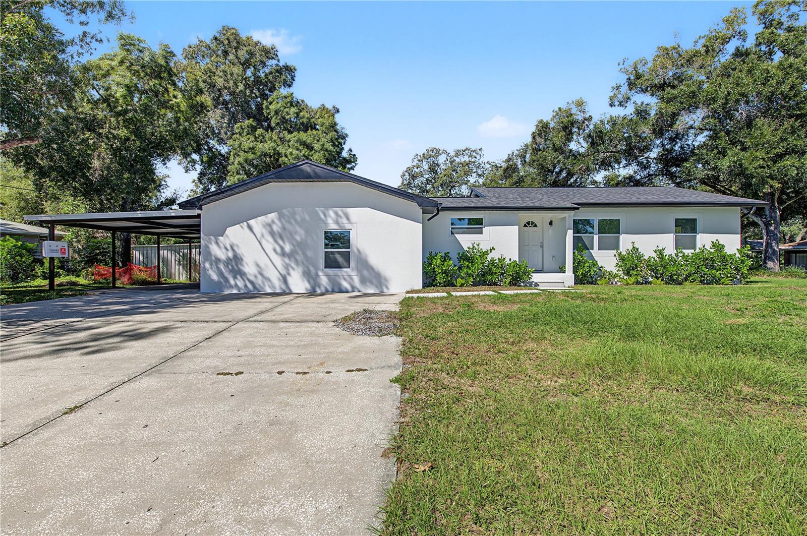 8106 N LYNN AVE - Photo 1