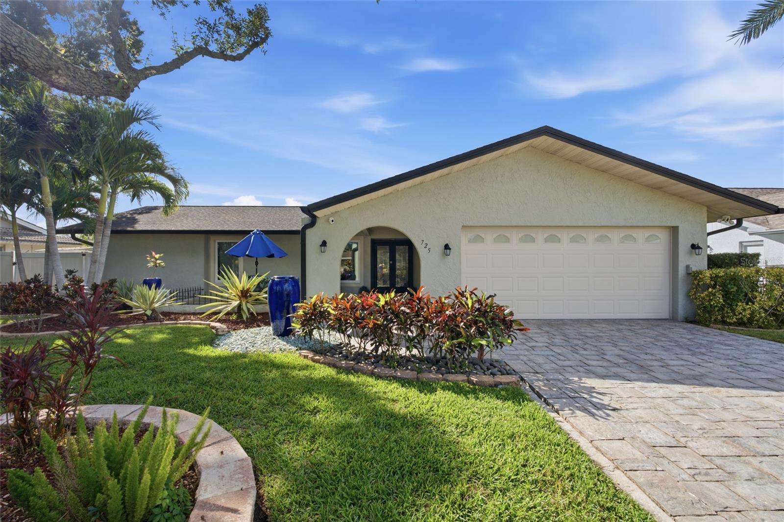 725 DEL ORO DR - Photo 1