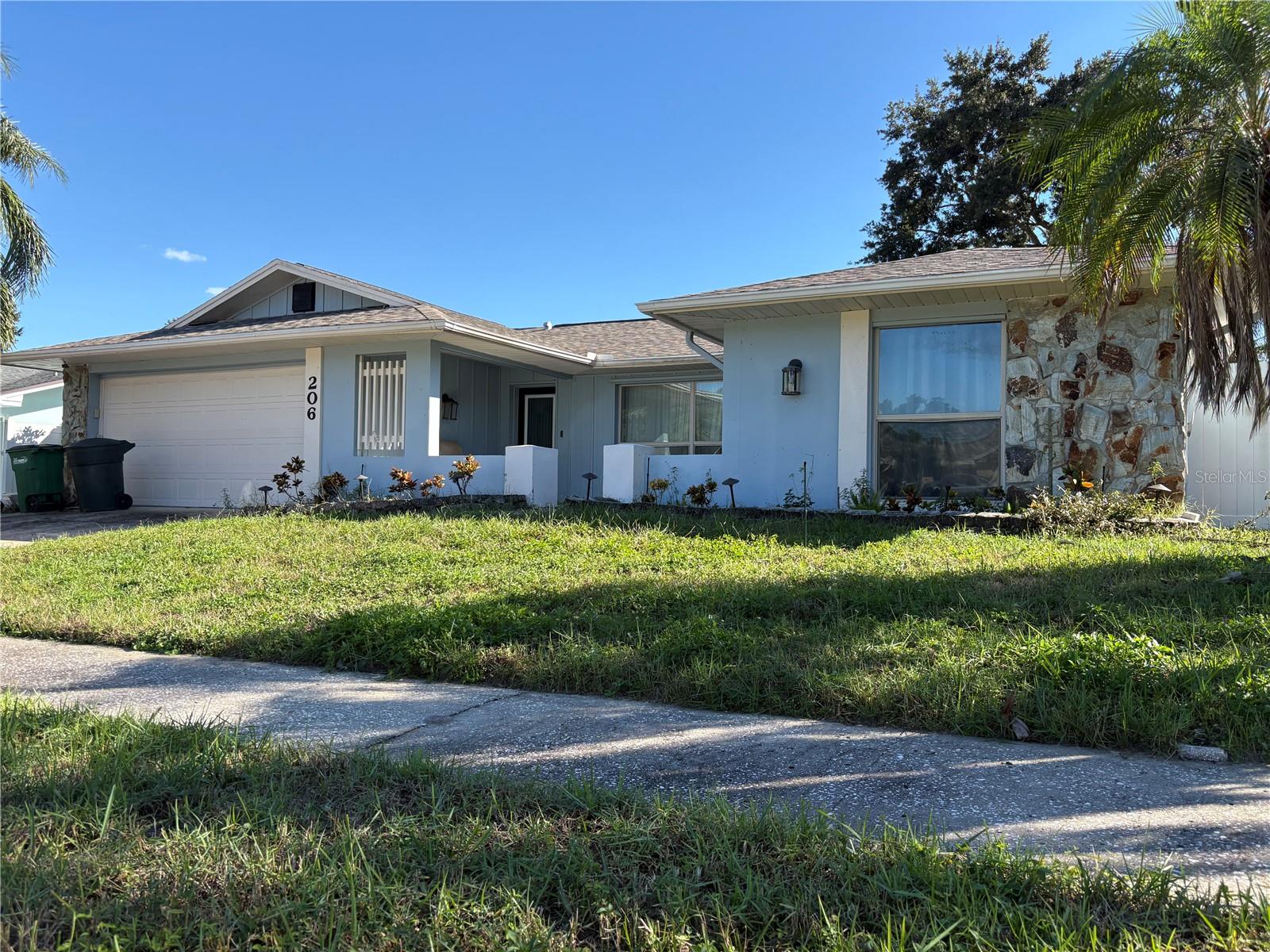 206 HILLCREST DR - Photo 1