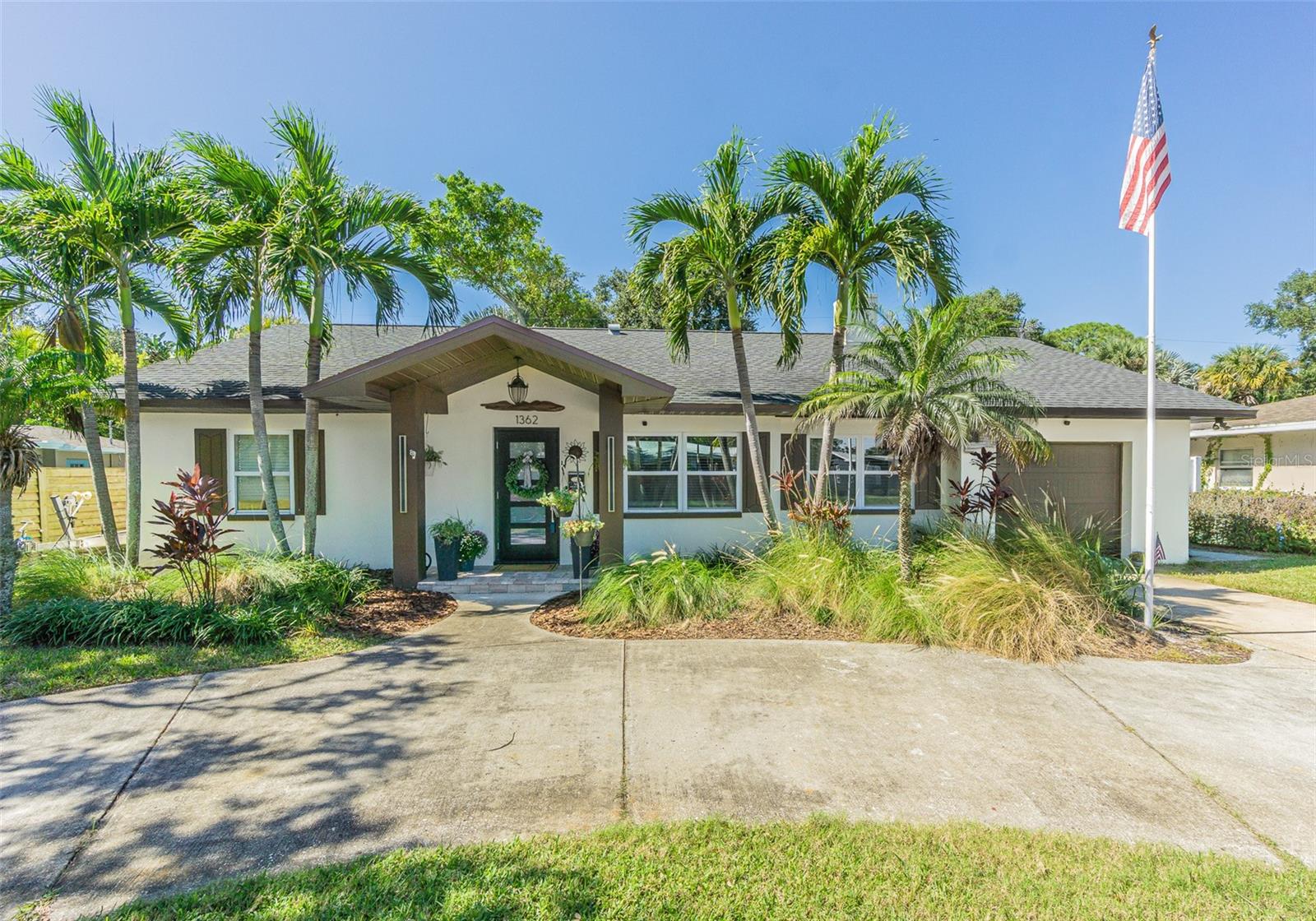 1362 ROBINSON DR - Photo 1