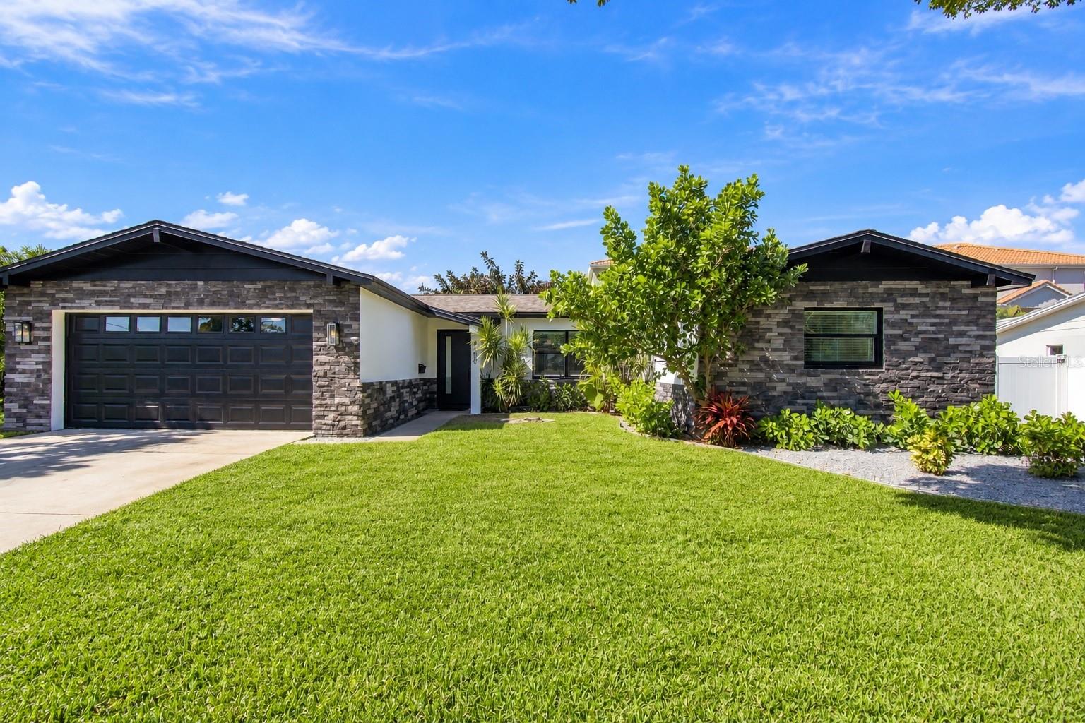 4600 BAYSHORE BLVD NE - Photo 1