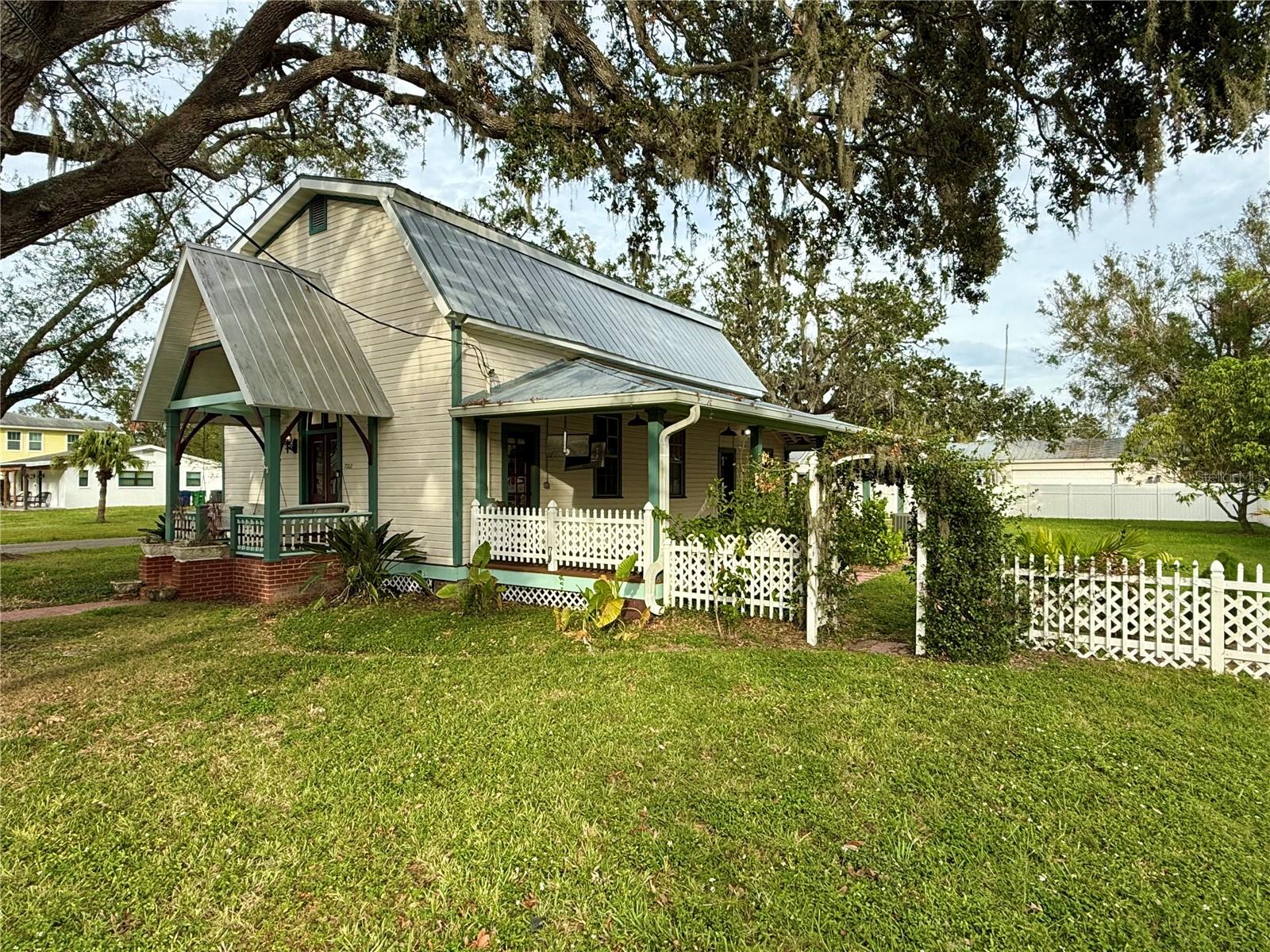 7002 SHAMROCK RD S - Photo 1