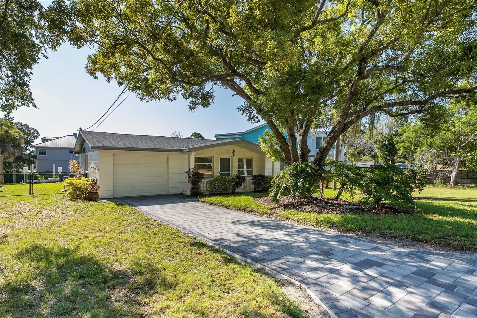 3318 PINEVIEW DR - Photo 1