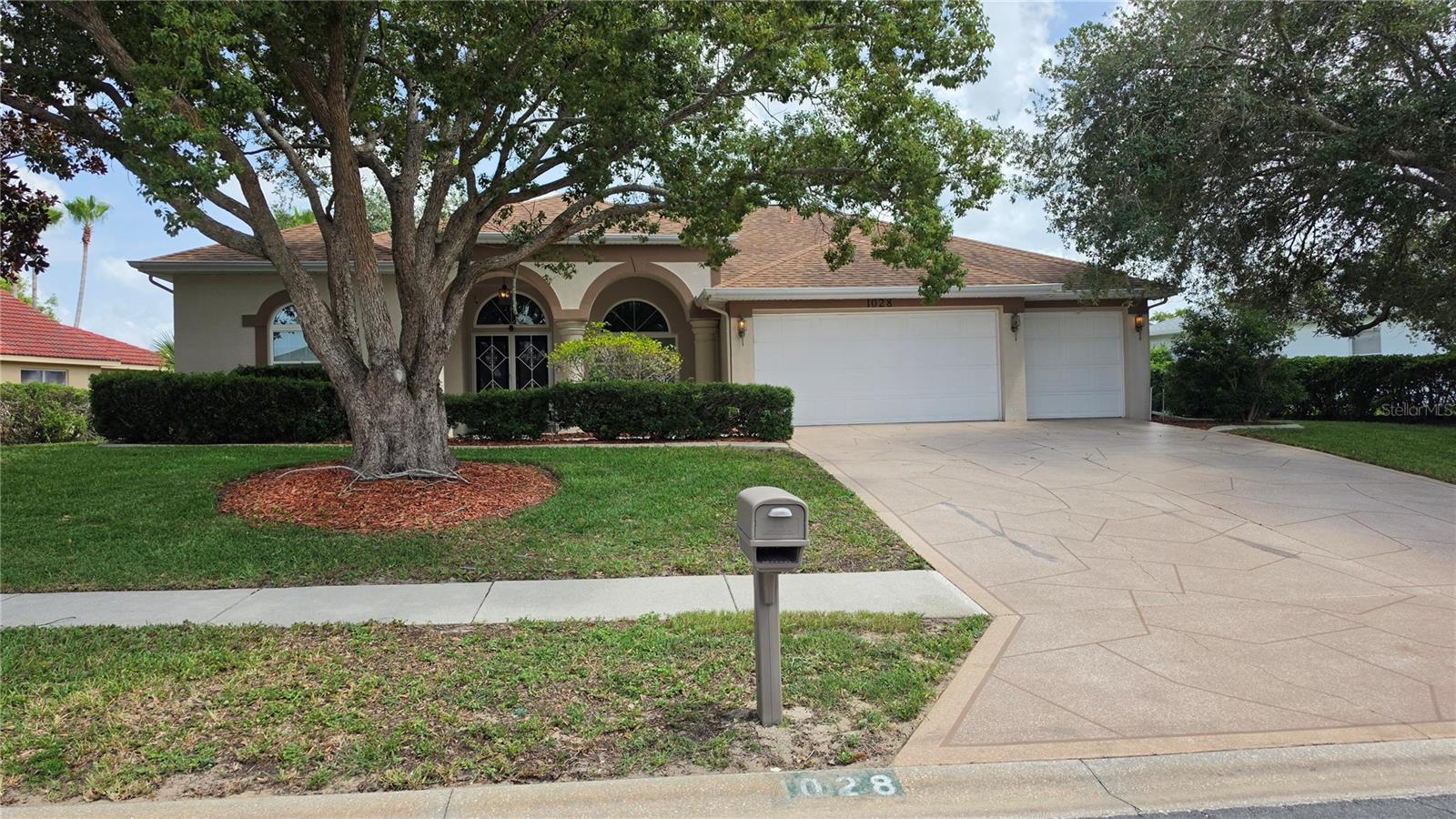 1028 ARCHWAY DR - Photo 1